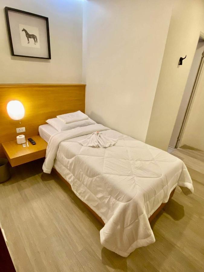 Aurora Suites Pasay Exteriör bild