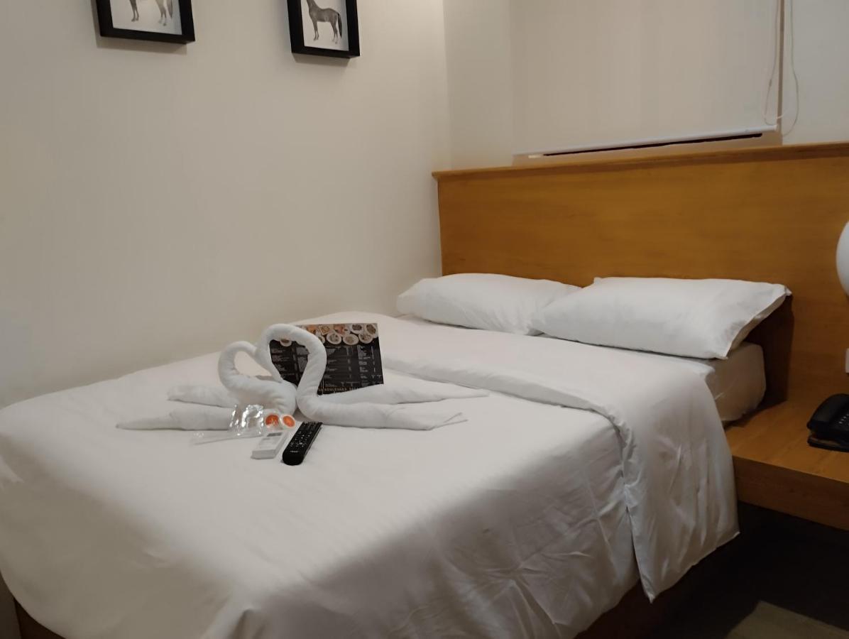 Aurora Suites Pasay Exteriör bild